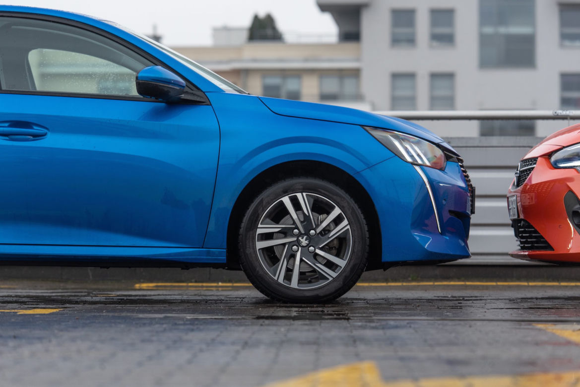 Peugeot 208 Allure vs Opel Corsa Elegance