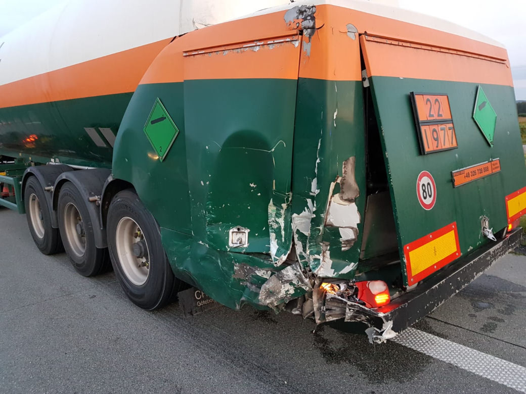 Wypadek na S8 w Julianowie. SKASOWAŁ AUDI na prostej drodze. 24-latek miał ZAKAZ prowadzenia pojazdów