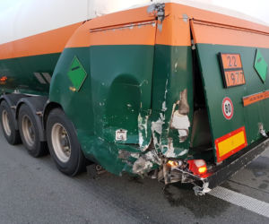 Wypadek na S8 w Julianowie. SKASOWAŁ AUDI na prostej drodze. 24-latek miał ZAKAZ prowadzenia pojazdów