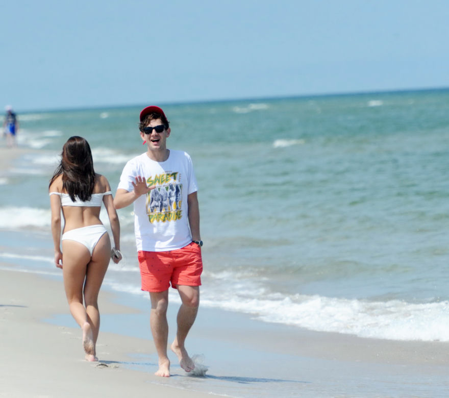 Antek Królikowski i Julia Wieniawa wypoczywają na plaży w Juracie