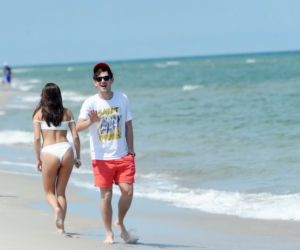 Antek Królikowski i Julia Wieniawa wypoczywają na plaży w Juracie