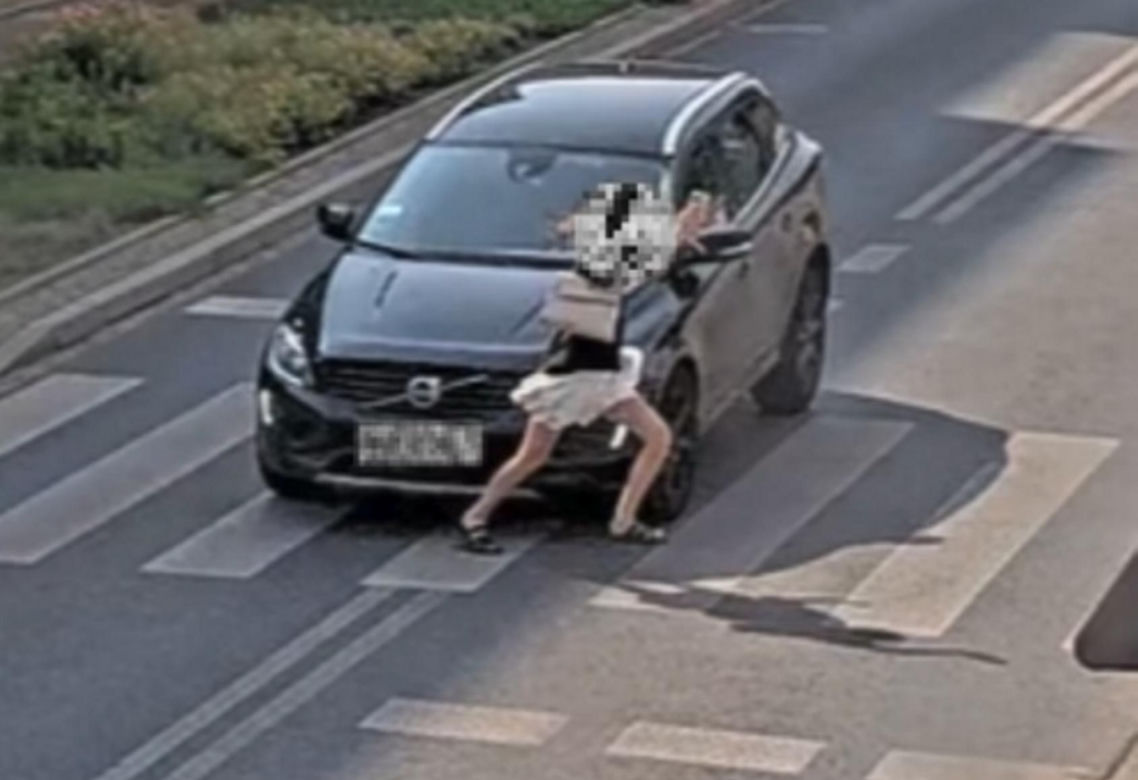  Łódź. Kobieta potrącona na przejściu. Patrzyła nie na drogę, tylko w telefon [ZDJĘCIA]