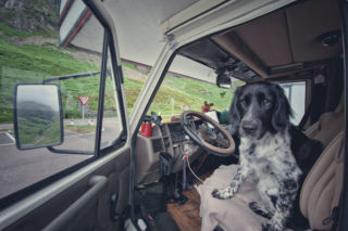 Kamper z lat 90. stał się dla nich wymarzonym wakacyjnym domem na kołach. Vanlife. Wcale nie trzeba wydawać milionów