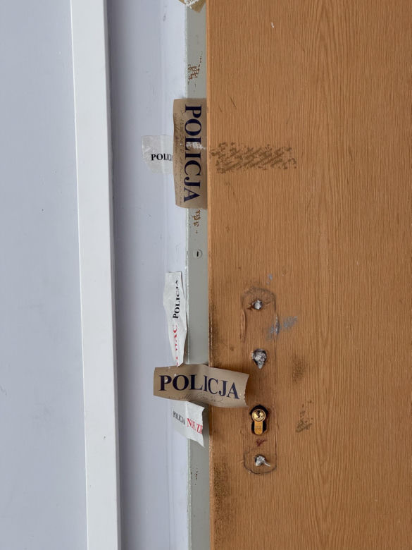 Zwłoki leżały miesiącami w mieszkaniu. Mieszkańcy alarmowali, gdy było już za późno