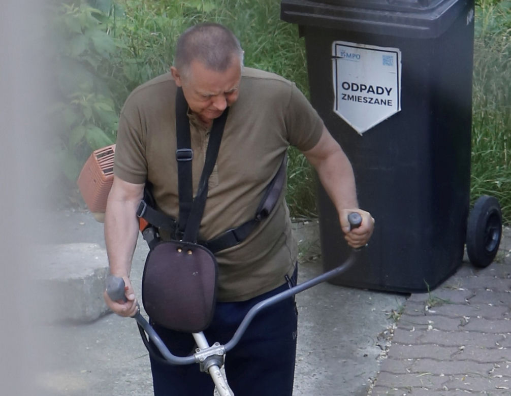 Marian Banaś podczas wiosennego koszenia trawy