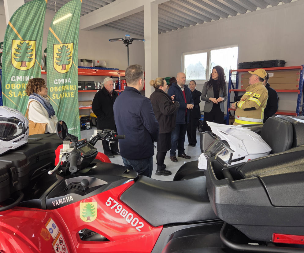 Gminny Magazyn Przeciwpowodziowy w Urazie wizytowała m.in. wojewoda dolnośląska Anna Żabska