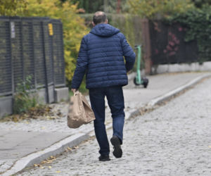 Prezes Kaczyński chory. Kierowca przywiózł mu zakupy do domu