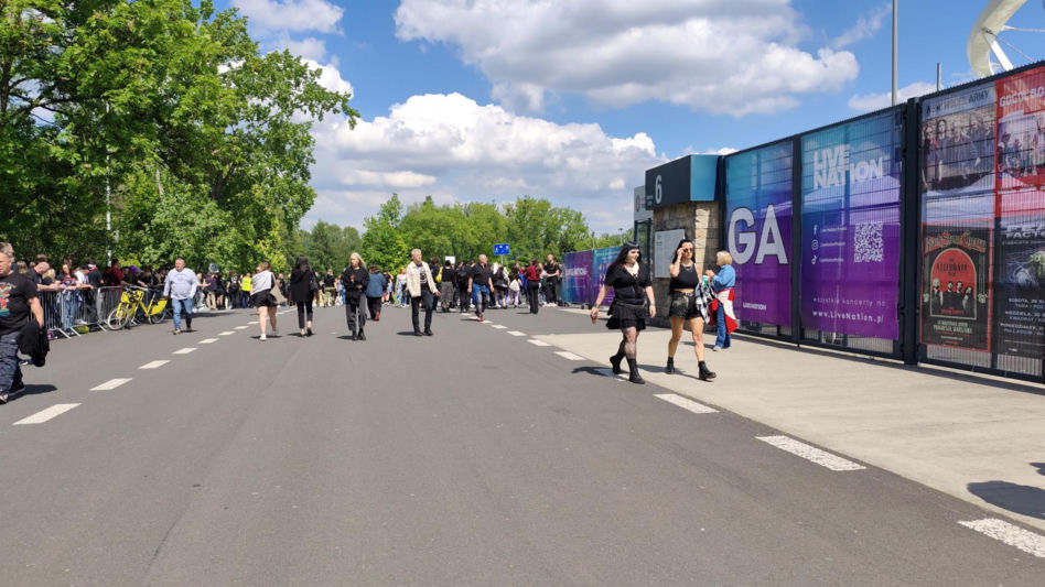 Długie kolejki i tłum fanów przed koncertem Metaliki