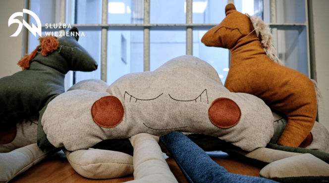 Więźniowie uszyli maskotki i poduszki dla małych pacjentów Szpitala Miejskiego w Siedlcach