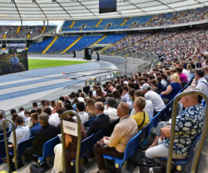 Tysiące ludzi szuka swojego szczęścia na stadionie. Kongres Świadków Jehowy przyciągnął tłumy