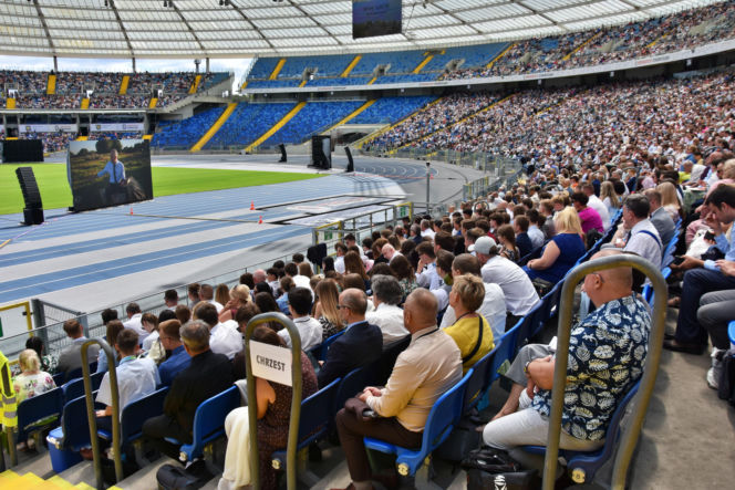 Tysiące ludzi szuka swojego szczęścia na stadionie. Kongres Świadków Jehowy przyciągnął tłumy