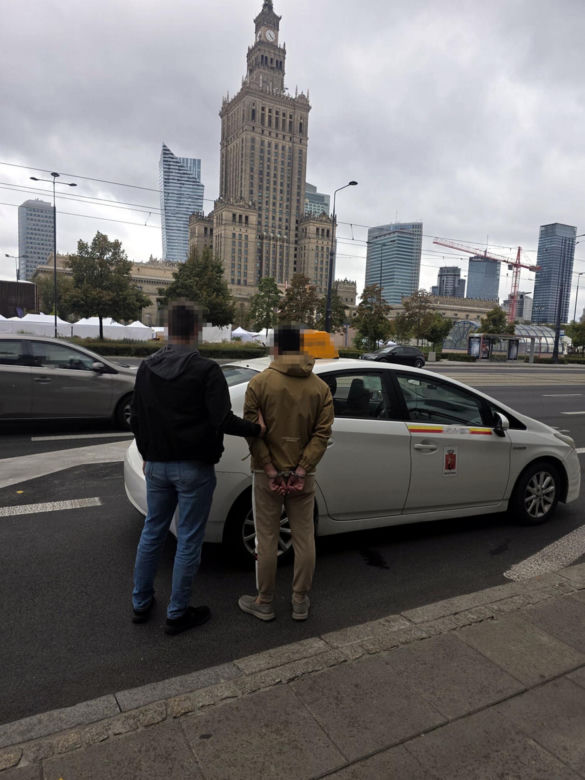 Zakazy, alkohol, poszukiwani. Kto tak naprawdę wozi nas po Warszawie?
