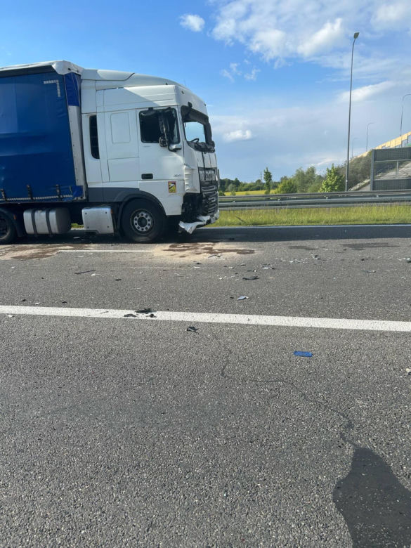 Ciężarówka z konwoju staranowała radiowóz.