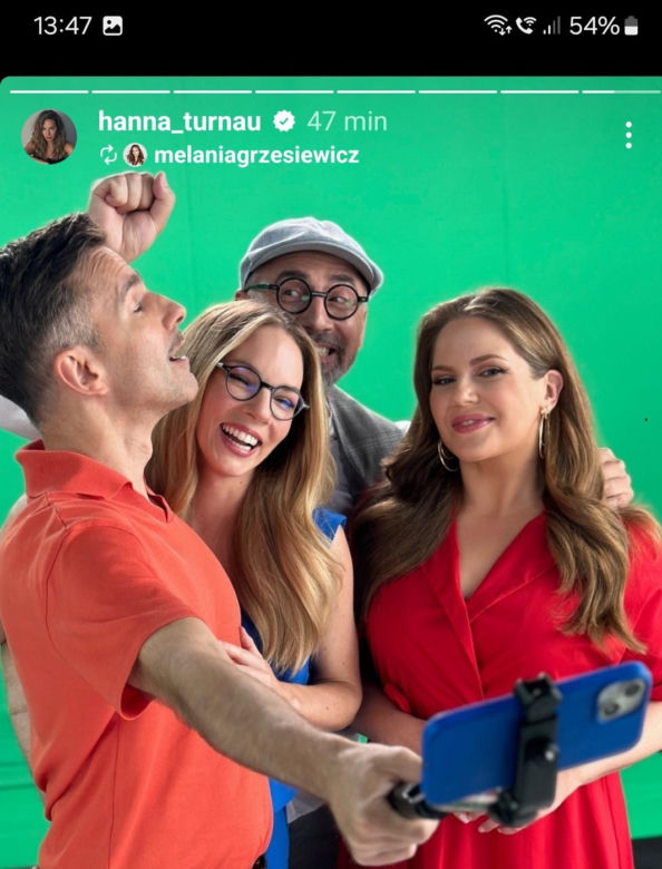 M jak miłość nowa czołówka 2024. Anita (Melania Grzesiewicz), Kamil (Marcin Bosak), Sylwia (Hanna Turnau), Adam Werner (Jacek Kopczyński)