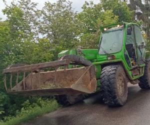 Totalna demolka pod Wyszkowem. A chciał tylko podjechać koparką do sklepu!
