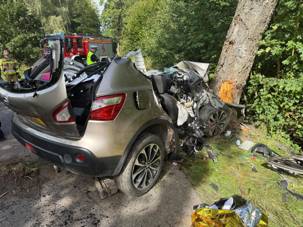 Samochód z czteroosobową rodziną uderzył w drzewo. Tragiczny wypadek na trasie Górowo Iławeckie – Kamińsk