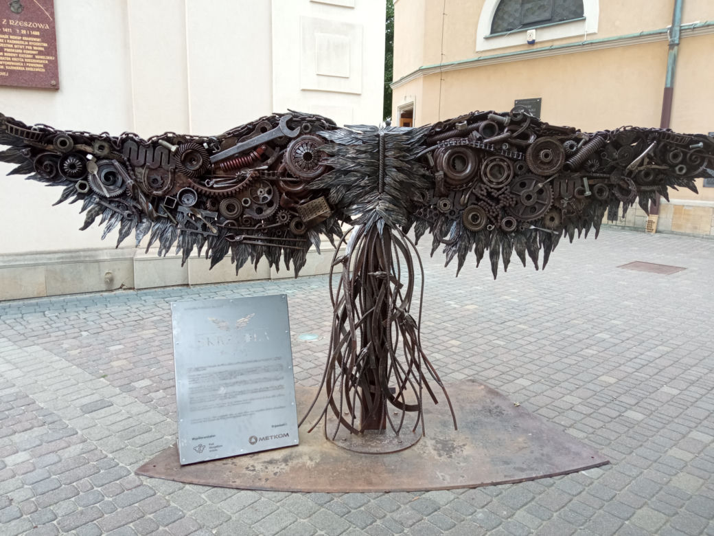  Akcja Skrzydła dla Filipa. Rzeźba ze złomu pojawiła w centrum Rzeszowa
