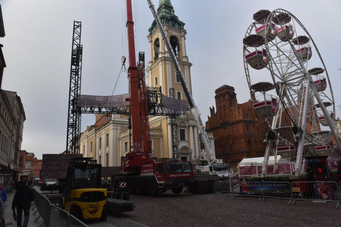 Dwa wielkie dźwigi zajęły się sceną na Sylwestra z Polsatem w Toruniu