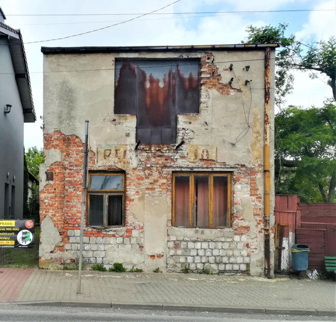 To jedno z najpiękniejszych miast w woj. łódzkim. W średniowieczu miało już swój kościół