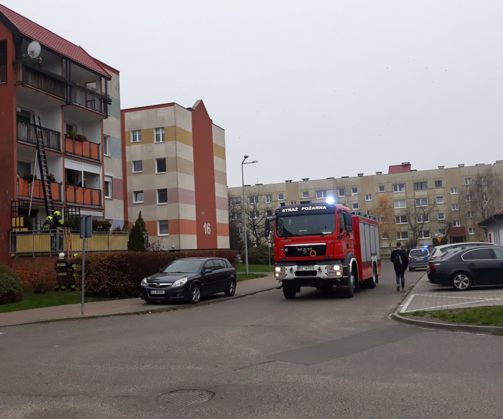 Niesforny urwis zatrzasnął własną matkę na balkonie