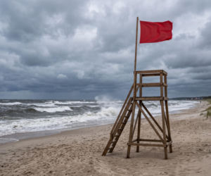 Sinice Ustronie Morskie. Czy w Ustroniu Morskim można się kąpać 16.08? Flaga, warunki pogodowe