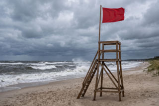 Sinice Ustronie Morskie. Czy w Ustroniu Morskim można się kąpać 16.08? Flaga, warunki pogodowe