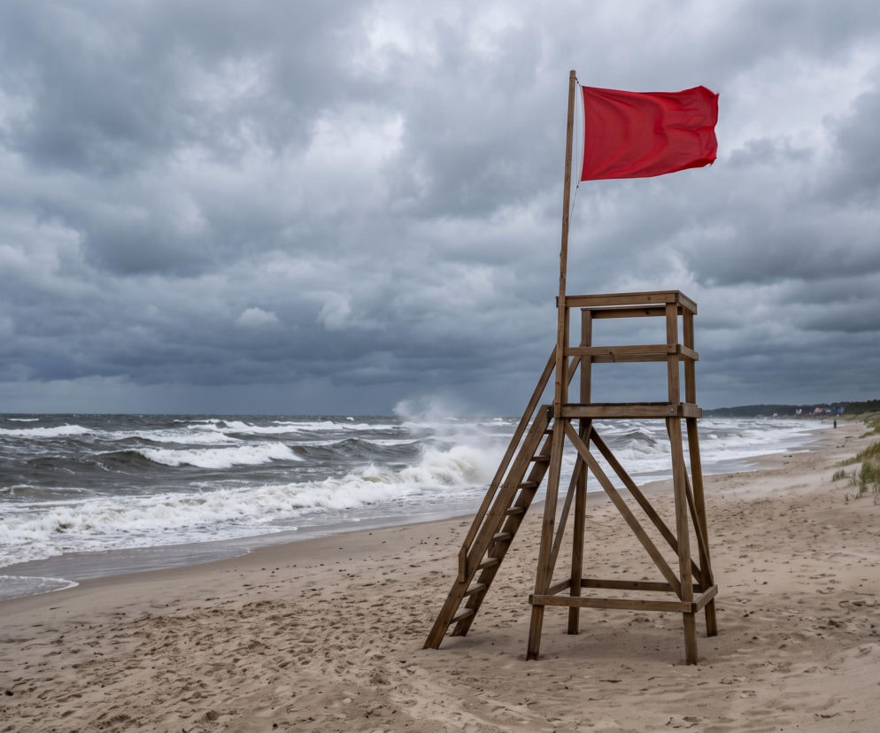 Czerwona flaga na wieży ratowniczej nad wzburzonym morzem. O zamkniętych plażach w Ustroniu przeczytasz na SE Szczecin.