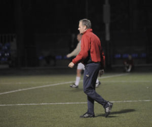 Donald Tusk gra w piłkę