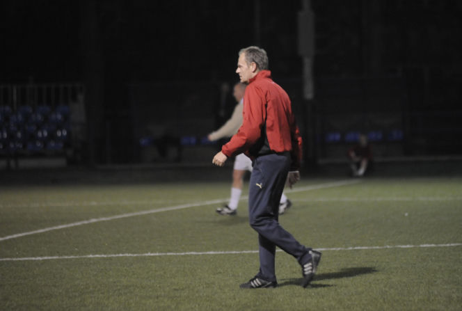 Donald Tusk gra w piłkę