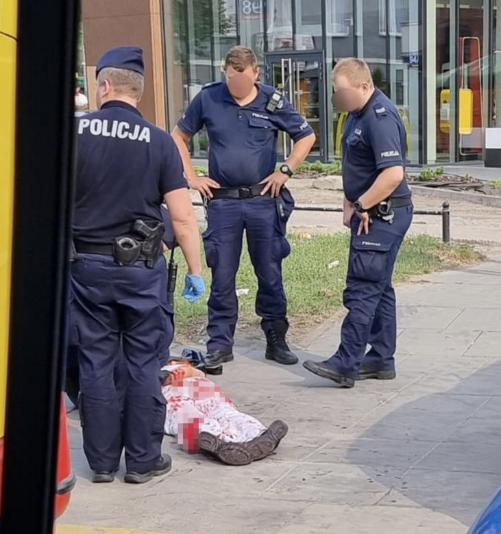 Krwawa rzeźnia w miejskim autobusie na warszawskim Targówku. 18-latka wpadła w dziki szał