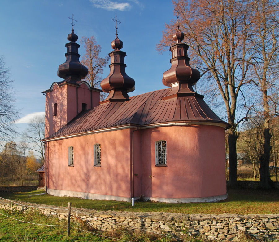 To jedna z najmniejszych wsi w Małopolsce. Znajduje się w niej zaledwie 16 domów