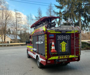 Chwila nieuwagi mogła skończyć się źle. Rodzic wszedł z dziećmi na zamarznięty staw w Ryglicach