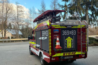 Chwila nieuwagi mogła skończyć się źle. Rodzic wszedł z dziećmi na zamarznięty staw w Ryglicach