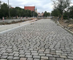 70 dni upłynęło od momentu rozpoczęcia przebudowy układu drogowo-torowego w rejonie pl. Rapackiego.  