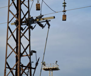 Kętrzyn. 18-latek przeciął siekierą kable energetyczne i zginął