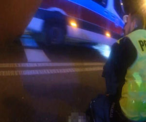 Radom. 26-latka uzbrojona w nóż. Dramatyczna interwencja policji na środku ulicy. Jest nagranie