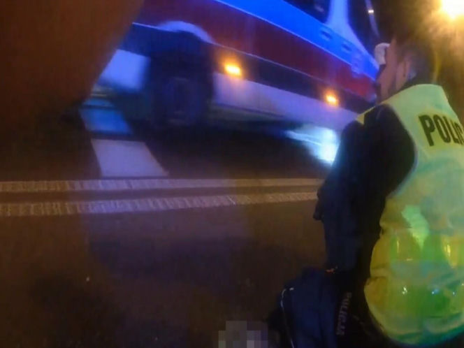 Radom. 26-latka uzbrojona w nóż. Dramatyczna interwencja policji na środku ulicy. Jest nagranie