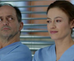 LEKARZE odc. 6. Leon Jasiński (Jacek Koman) i Alicja Szymańska (Magdalena Różczka)