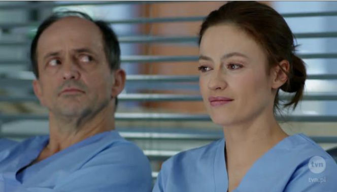 LEKARZE odc. 6. Leon Jasiński (Jacek Koman) i Alicja Szymańska (Magdalena Różczka)