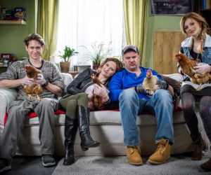 BarON24. Mirek Baron (Tomasz Karolak), Sylwia (Izabela Kuna), Paula (Weronika Humaj), Mati (Michał Meyer)