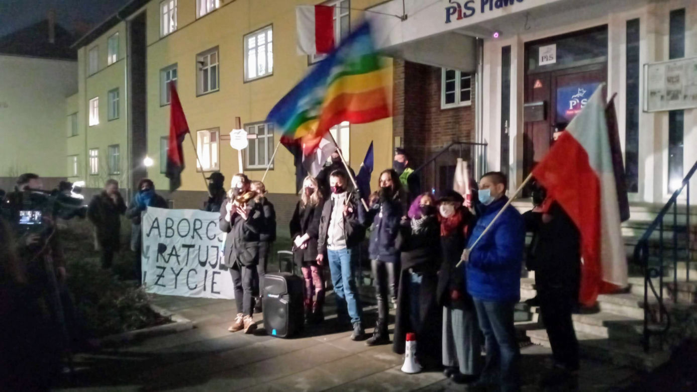 Strajk Kobiet w Szczecinie: Manifestacja pod siedzibą PiS - 27 stycznia 2021 r.