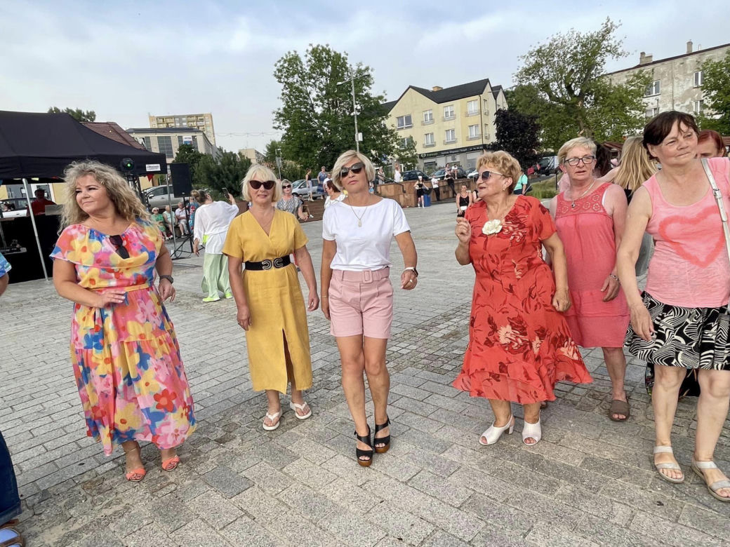 POTAŃCÓWKA NA RYNKU. Tak bawią się mieszkańcy Starachowic