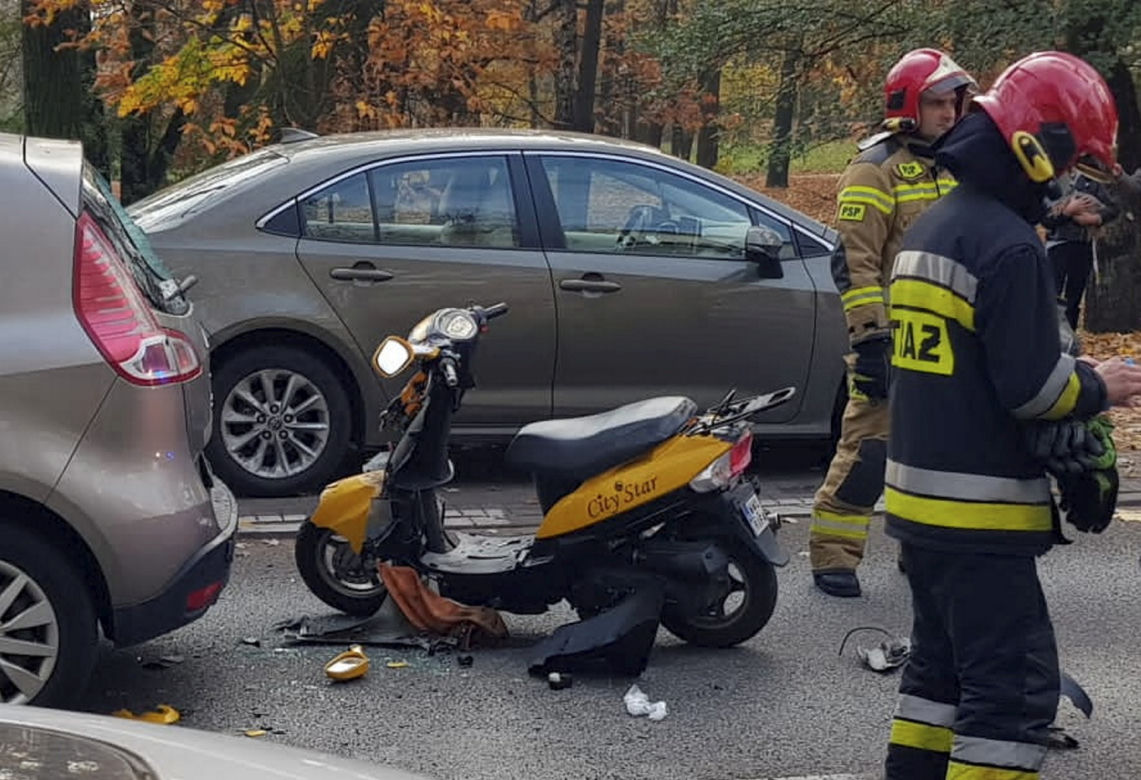 Skuterzysta rozbił głową renault