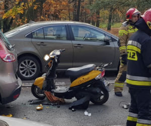 Skuterzysta rozbił głową renault