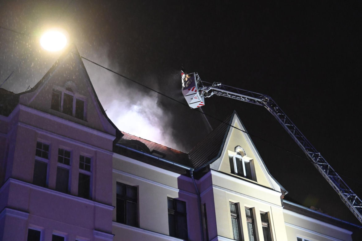 40 osób uciekało z płonącego budynku. Strażacy walczyli z ogniem całą noc