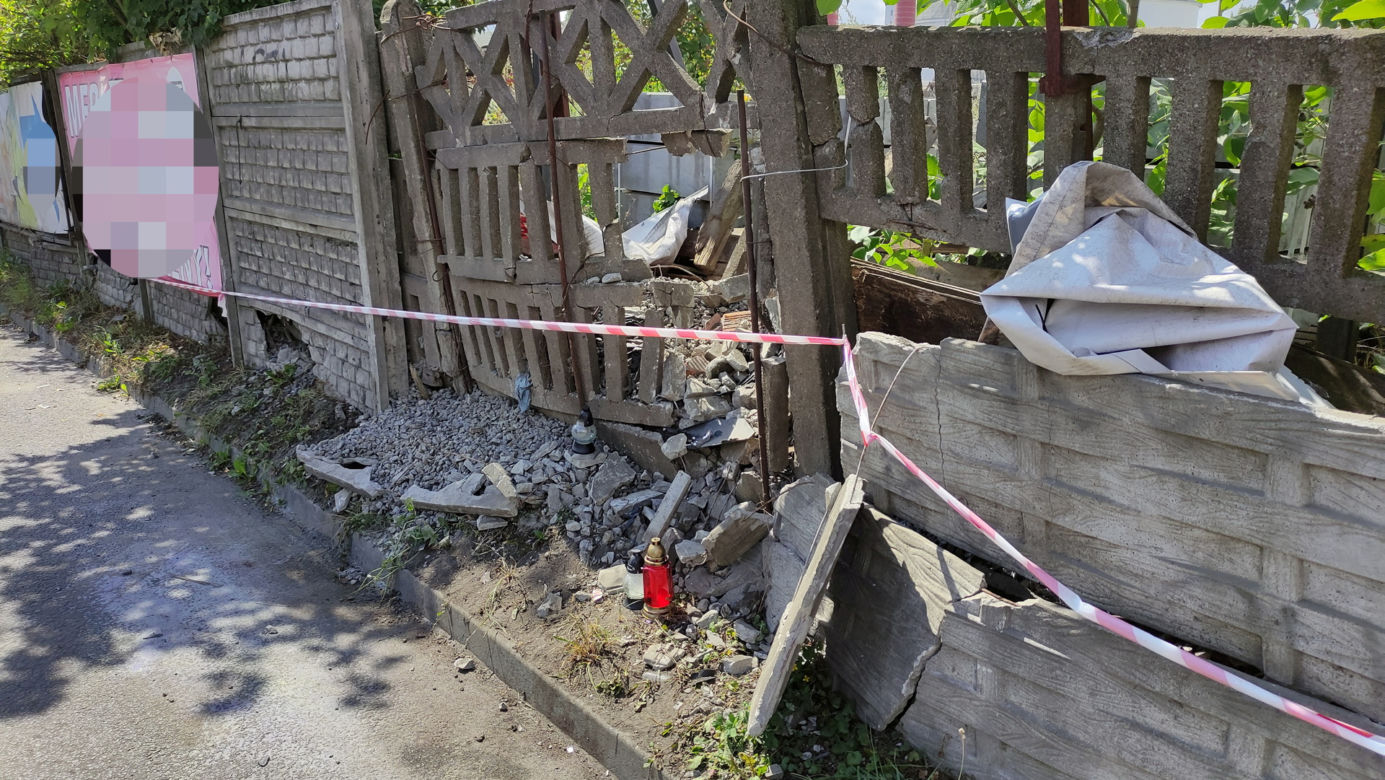 Przerażający wypadek w Chełmży. Motocyklista wjechał w betonowy płot
