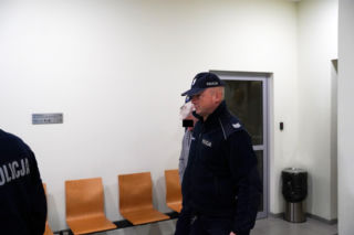 Ksiądz Mirosław porąbał siekierą i podpalił starego znajomego?! W sądzie szok: mam dziecko