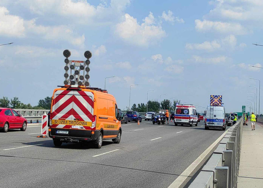 Trzy auta rozwalone, dwie osoby ranne. Horror na Moście Południowym w Warszawie