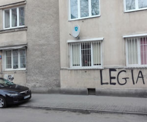 Coraz więcej symboli, napisów i obraźliwych haseł na praskich budynkach