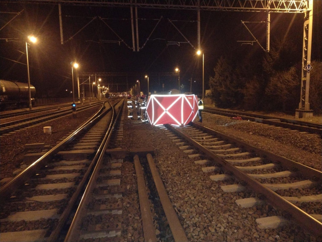 Tragedia na przejeździe kolejowym w woj. lubelskim. Pociąg śmiertelnie potrącił kobietę